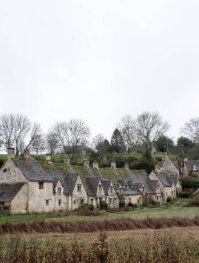 İngiltere, Bibury 'deki tarihi Cotswold kulübelerinin dikey çekimi.