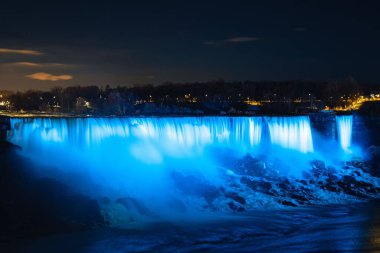 Ontario, Kanada 'daki Niagara Şelalesi' nde geceleyin aydınlatılan American Falls manzarası.