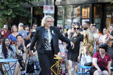 Moda mankeni ve seyirci Granville caddesinde, Vancouver, Kanada 'da bir gösteri sırasında