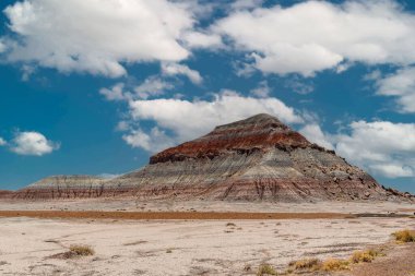 Boyalı Çölde bir dağ, Taşlaşmış Orman Ulusal Parkı, Arizona, ABD