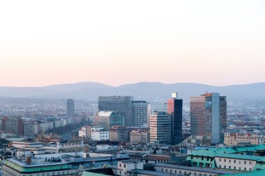 Avusturya, Viyana 'daki Schwedenplatz' daki yüksek binalar