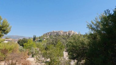 Akropolis, Atina ve Yunanistan 'ın tarihi bir simgesinin uzak bir görüntüsü