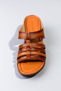 beyaz zemin üzerinde ayakkabı