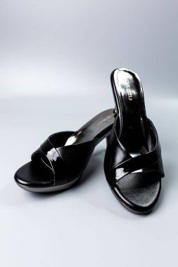 beyaz zemin üzerinde ayakkabı