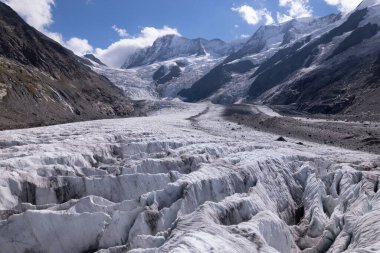 Bernese Oberland, İsviçre 'de mavi bulutlu gökyüzünün altındaki buzulların manzaralı bir görüntüsü