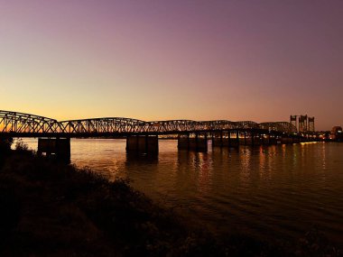 Gün batımında Portland, Oregon 'da bir köprünün hava görüntüsü.
