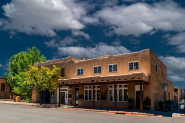Santa Fe, New Mexico, ABD 'de bir kerpiç tarzı bina..