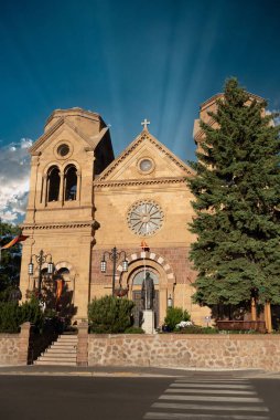 Santa Fe, New Mexico 'daki Saint Francis Assisi Bazilikası' nın dikey görüntüsü.