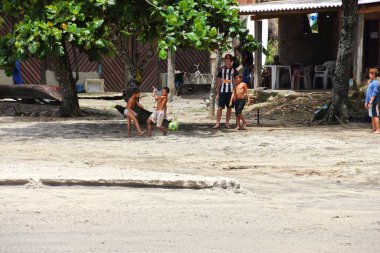 Brezilya 'nın IlhaBella plajında futbol oynayan bir grup çocuk.