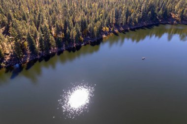 Woods Canyon Gölü ve Sitgreaves Ulusal Ormanı 'nın yüksek açılı görüntüsü.