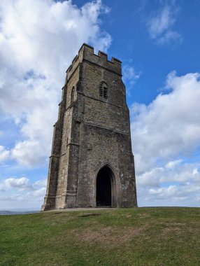 Glastonbury Tor Tepesi 'nin dikey tepesinde Somerset, İngiltere' deki çatısız St. Michael 's Kulesi var..