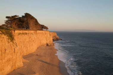 Kaliforniya 'daki Davenport rıhtımındaki uçurumların hava manzarası.