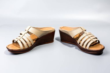 beyaz zemin üzerinde ayakkabı