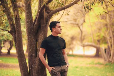 Parkta poz veren yakışıklı bir İspanyol..