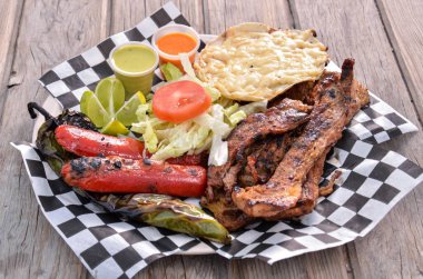 Masadaki Meksika yemekleri.