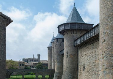 Fransa 'nın Carcassonne kentindeki Comtal Şatosu' nun kuleleri.
