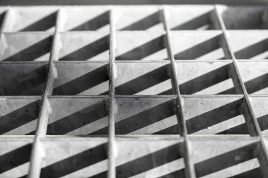 Utrecht, Hollanda 'daki bir merdivenin metal ızgarasının içindeki gölgeler..