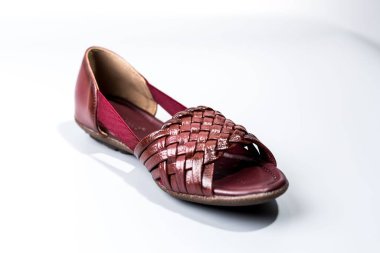 beyaz zemin üzerinde ayakkabı