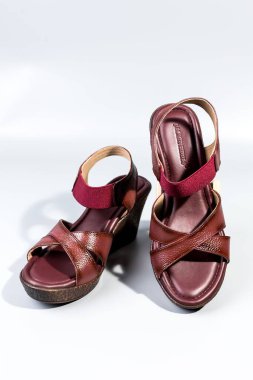 beyaz zemin üzerinde ayakkabı