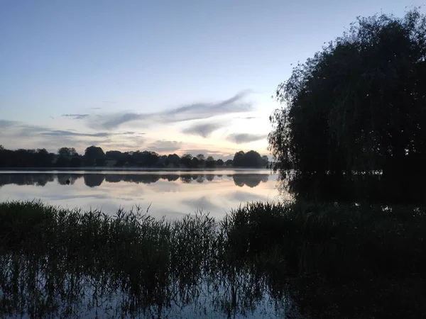 Malebná Krajina Jezera Obklopeného Rozkvetlými Lesy Pestrém Západu Slunce — Stock fotografie