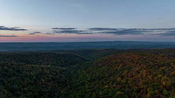 Vacker Scen Ett Höstlandskap Solnedgången Med Färgglada Träd — Stockfoto