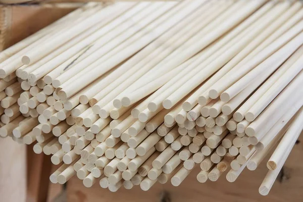 木工工場内の細長い木製の棒の山の閉鎖 — ストック写真
