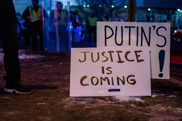 Uma Visão Aproximada Dos Banners Dos Manifestantes Contra Putin Com — Fotografia de Stock