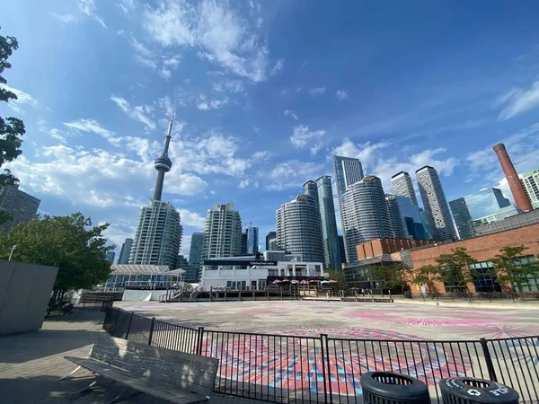 Живописный Вид Красивый Город Торонто Башней Фоне Голубого Неба Канаде — стоковое фото