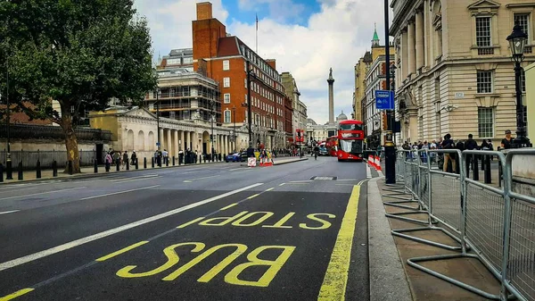 Malownicze Ujęcie Drogi Przystanku Autobusowego Podczas Pięknego Dnia Londynie Wielka — Zdjęcie stockowe