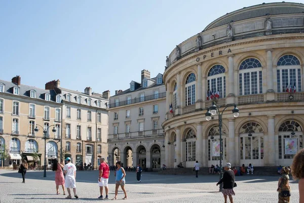 Городская Жизнь Ренна Люди Гуляющие Зданию Реннской Оперы Франции — стоковое фото