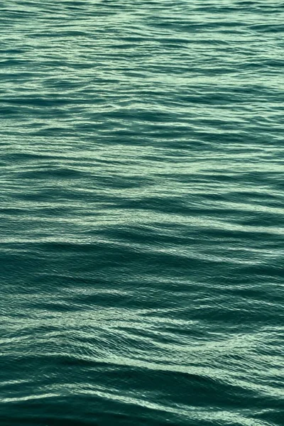 灰色の海の波のテクスチャ 垂直ショットの美しいシーン — ストック写真