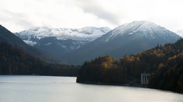 Beau Lac Entouré Montagnes Enneigées Contre Ciel Nuageux — Photo