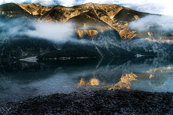 Μια Όμορφη Λήψη Των Βουνών Αντανακλάται Μια Λίμνη Μια Ηλιόλουστη — Φωτογραφία Αρχείου
