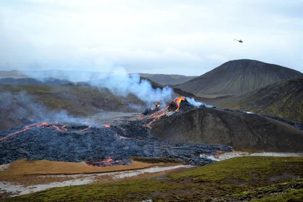 冰岛火山喷发后从山顶升起烟雾的美丽景象 — 图库照片