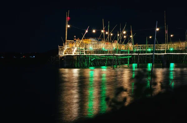 Прекрасний Вид Яскравий Пірс Відбиває Море Вночі — стокове фото