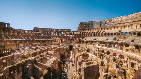 Hög Vinkel Colosseum Solig Dag Med Klar Himmel Bakgrunden — Stockfoto