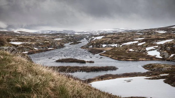 Letecký Pohled Zasněženou Suchou Krajinu Silnice Podél Národního Parku Hardangervidda — Stock fotografie