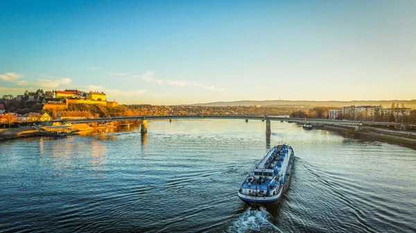 Uma Paisagem Barco Passeio Rio Danúbio Perto Ponte Pont Zezelj — Fotografia de Stock