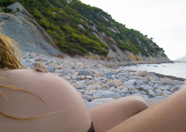 Detailní Záběr Mušle Břiše Těhotné Ženy Pláži — Stock fotografie