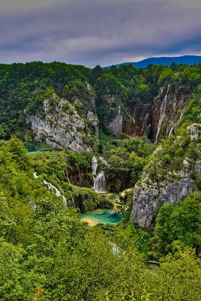 Вертикальный Снимок Водопадов Плитвице Хорватия Облачным Небом — стоковое фото
