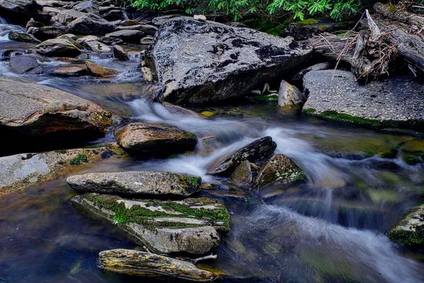 Eine Lange Belichtung Eines Flusses Einem Felsigen Gebiet — Stockfoto