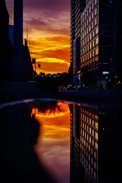 Uma Vista Hipnotizante Uma Rua Nova York Pôr Sol Reflexo — Fotografia de Stock