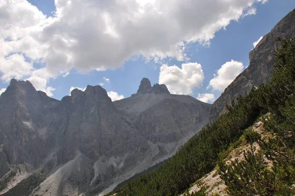 Een Prachtig Landschap Van Ruige Rotsachtige Bergketens Het Land Bedekt — Stockfoto