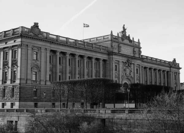 Uma Foto Monocromática Arquitetura Edifício Parlamento Sueco Com Bandeira — Fotografia de Stock