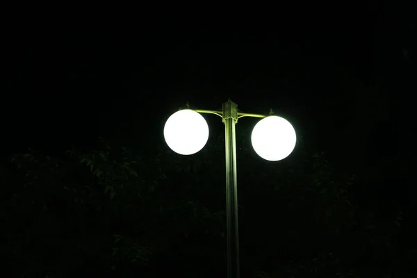 Ένα Κοντινό Πλάνο Ενός Λαμπτήρα Δρόμου Στρογγυλά Φώτα Κατά Διάρκεια — Φωτογραφία Αρχείου