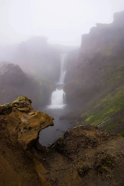 Vertikální Záběr Vodopádu Během Dne Pod Mraky — Stock fotografie