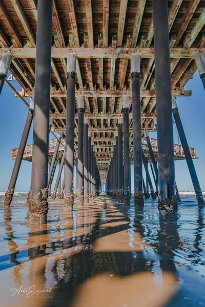 ピズモビーチの桟橋の下の垂直ショット — ストック写真