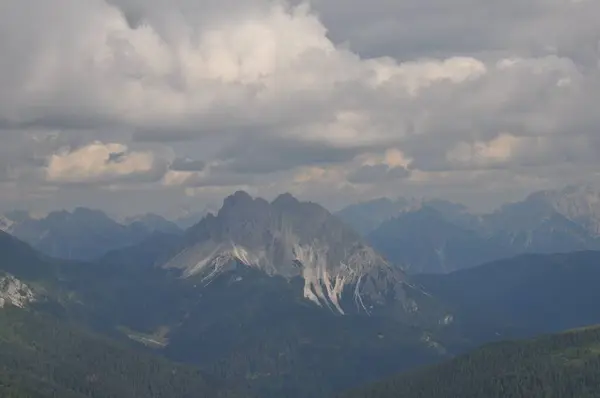 Een Prachtig Landschap Van Grote Bergen Van Alpen Italië Onder — Stockfoto