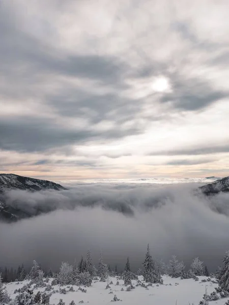 Pionowy Widok Snowy Góry Ukryte Mgle — Zdjęcie stockowe