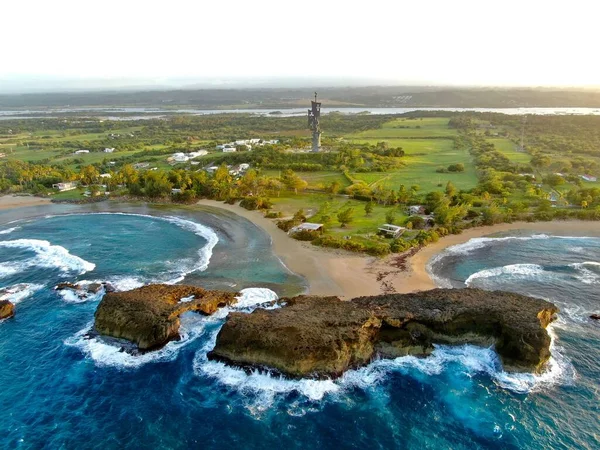 Luftaufnahme Eines Strandes Mit Großen Felsen Und Wellen — Stockfoto